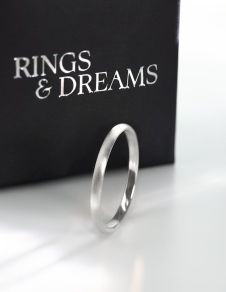Anillo de boda clásico 2 mm oro blanco satinado y estuche marca Rings&Dreams