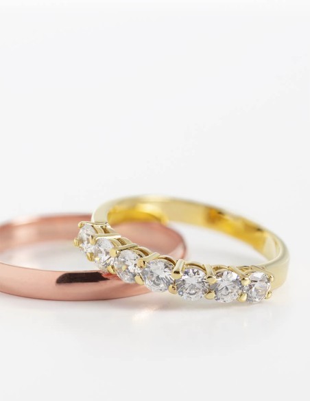 Anillo de boda clásico de oro rosa modelo RD30RP00 junto a otro anillo de diamantes de la marca Rings&Dreams